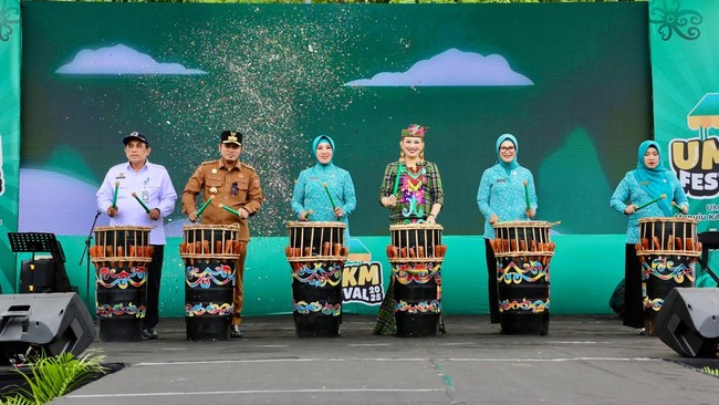 Ketum TP PKK membuka Festival UMKM 2025 dan Pemeriksaan Kesehatan Gratis di Samarinda, dorong perekonomian dan kesejahteraan masyarakat.