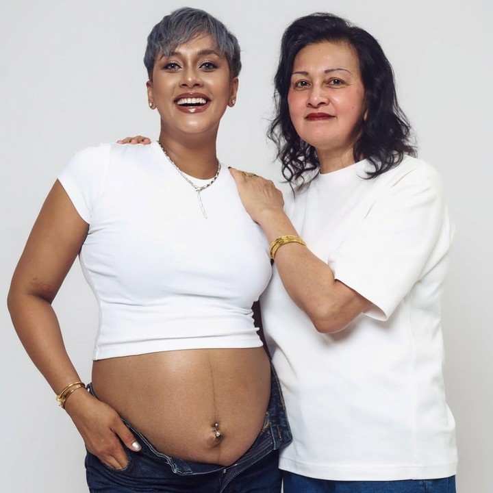 <p>Selain dengan suami dan anak-anaknya, Kimmy juga mengabadikan momen spesial ini dengan sang Bunda. Ibunda Kimmy juga terlihat mengenakan kaus putih dan celana jeans untuk menyesuaikan konsep <em>maternity shoot</em>. (Foto: Instagram @kimmyjayanti)</p>