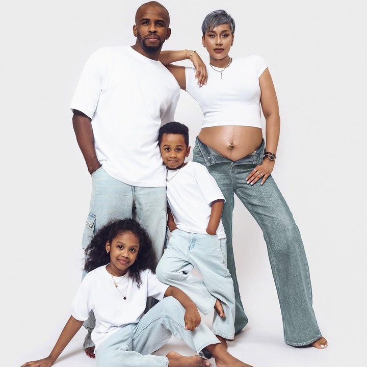 <p>Kimmy melakukan<em> maternity shoot</em> bersama sang suami Greg Nwokolo dan kedua anaknya, Kimberly Akira Gregory dan Saint Dominic Gregory. Keluarga Kimmy ini kompak mengenakan kaus putih dengan celana jeans biru muda keabu-abuan. (Foto: Instagram @kimmyjayanti)</p>