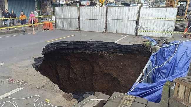 Lubang raksasa muncul di jalan nasional Denpasar-Gilimanuk, Tabanan, Bali, akibat curah hujan tinggi. Arus lampau lintas ditutup total dan dialihkan.