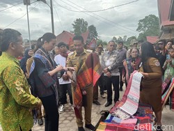 Menpar Widiyanti Kunjungi Desa Pearung, Lihat Pengrajin Ulos-Makan Limilimi
