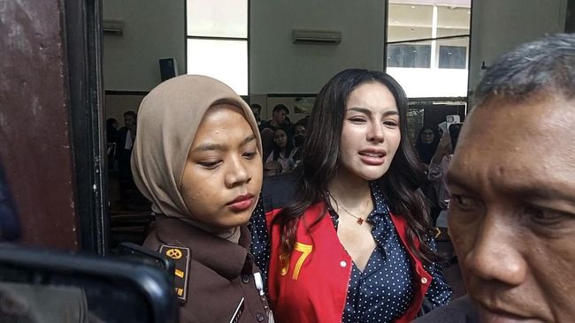 Nikita Mirzani menilai isi BAP tentang kesaksian korban dugaan pemerasan dan TPPU terhadap dokter Reza Gladys lucu.