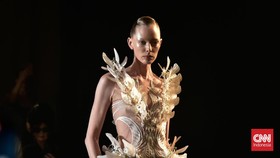 Berdialog dengan Laut Melalui Karya Iris van Herpen 'Sympoiesis'