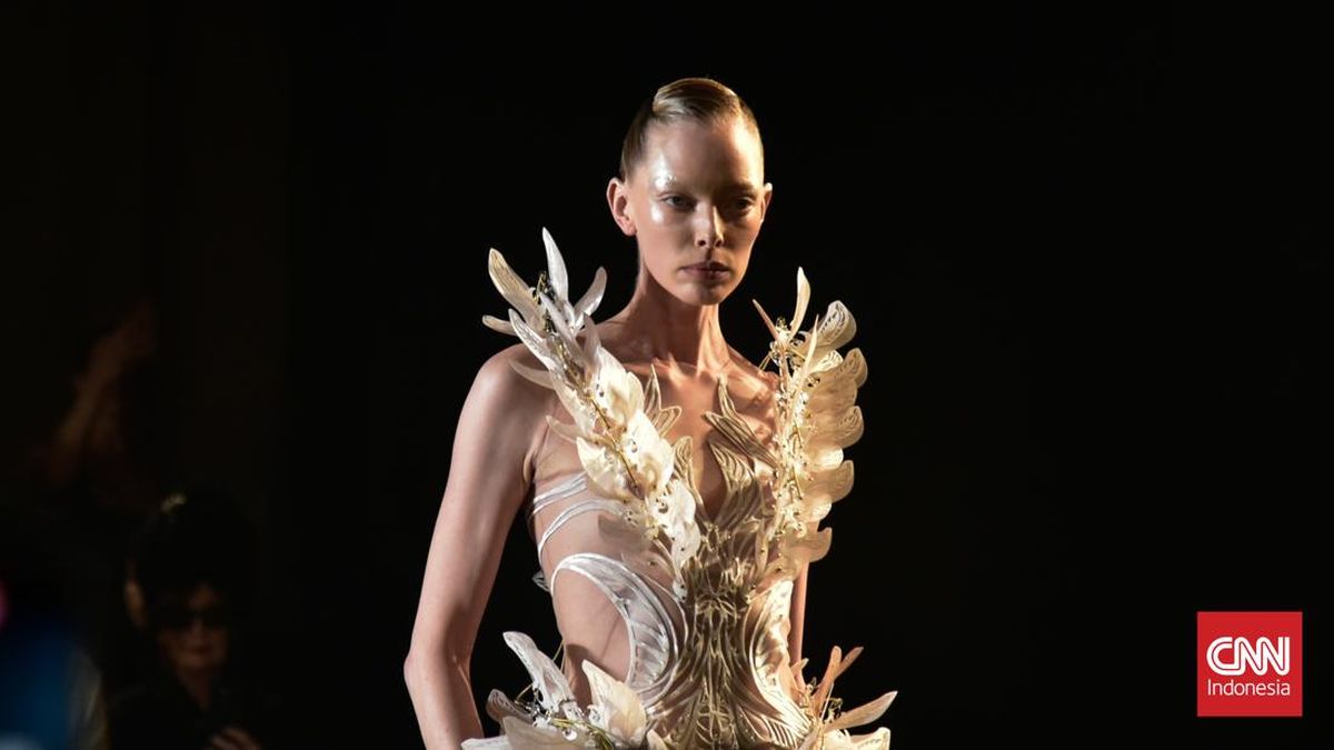 Berdialog dengan Laut Melalui Karya Iris van Herpen 'Sympoiesis'