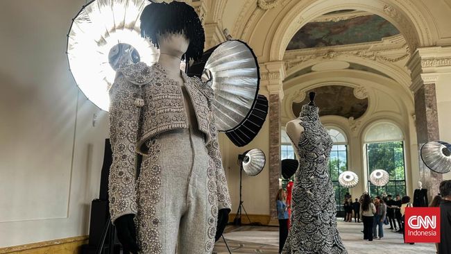 Schiaparelli membuka Paris Couture Week lewat koleksi bertajuk 'Back to the Future'.