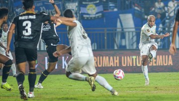 Kabar Sport CNN Terbaru : FOTO: Perjumpaan Alot Persib dan Dewa United di Piala Presiden