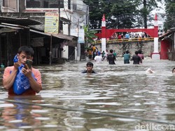 Video: Banjir Ciledug Indah Mulai Surut, Kendaraan Sudah Bisa Melintas