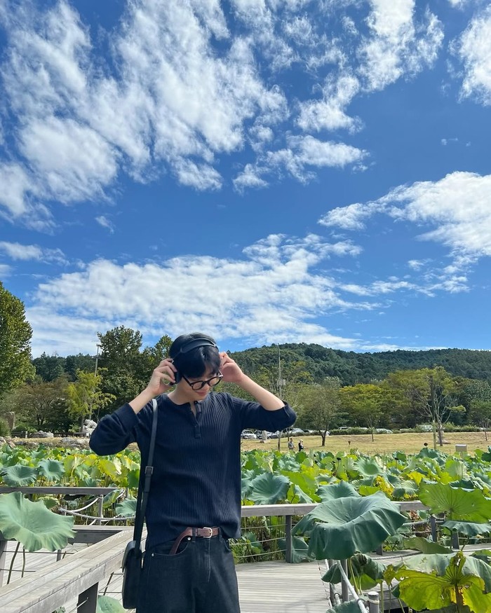 Pesona ala kating kampus, pemeran Pyo Ji Ho ini, menggunakan sweater kaus berwarna navy dengan celana jeans senada, ia juga menggunakan kacamata dan sling bag hitam sebagai fashion statement/ Foto: Instagram.com/chakangyoon
