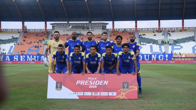 Pemain Brasil yang membela Arema, Paulinho Mocellin, menutup kolom komentar di Instagram setelah pertandingan melawan Oxford United.