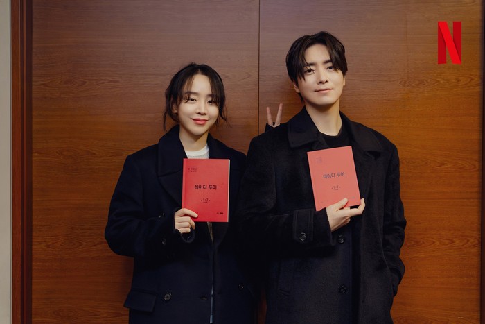 Potret Shin Hae Sun & Lee Jun Hyuk di pembacaan naskah The Art Of Sarah/foto: instagram.cm/netlixkr