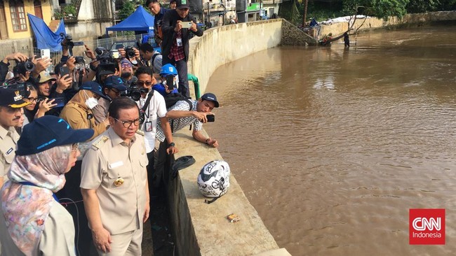 Pramono merenung usai menyaksikan Jakarta dikepung banjir. Limpahan banjir menurutnya hanya bisa disiasati agar tak berdampak negatif kepada warga.