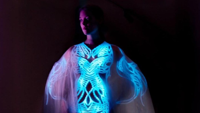 img-title Iris Van Herpen Rilis 'Gaun Hidup' dari Alga yang Bercahaya di Paris Couture Week 2025