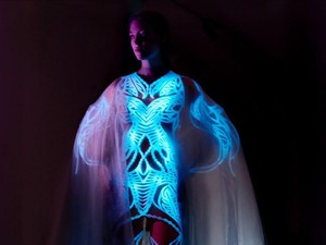 Iris Van Herpen Rilis 'Gaun Hidup' dari Alga yang Bercahaya di Paris Couture Week 2025