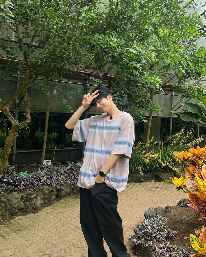 Pria kelahiran 2003 ini, terlihat chill dengan outfit-nya yang casual menggunakan kaus bergaris dan celana jins hitam/ Foto: Instagram.com/chakangyoon