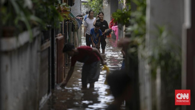Banjir Jakarta Belum Surut Rabu Pagi, Air di Kembangan Masih 1 Meter Banjir masih mengepung 9 RT dan 3 ruas jalan Jakarta hingga Rabu pagi, 9 Juli 2025.