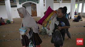 FOTO: Puluhan Warga Jati Padang Korban Banjir Mengungsi di Masjid