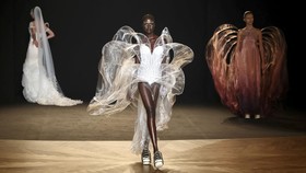 FOTO: Iris van Herpen 'Hadirkan' Lautan di Paris Couture Week 2025