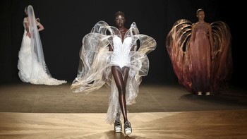 FOTO: Iris van Herpen 'Hadirkan' Lautan di Paris Couture Week 2025