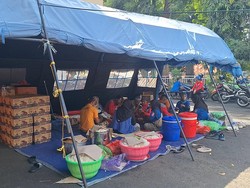 Korban Banjir di Mataram Dapat Bantuan Kemensos, Ada Selimut hingga Makanan