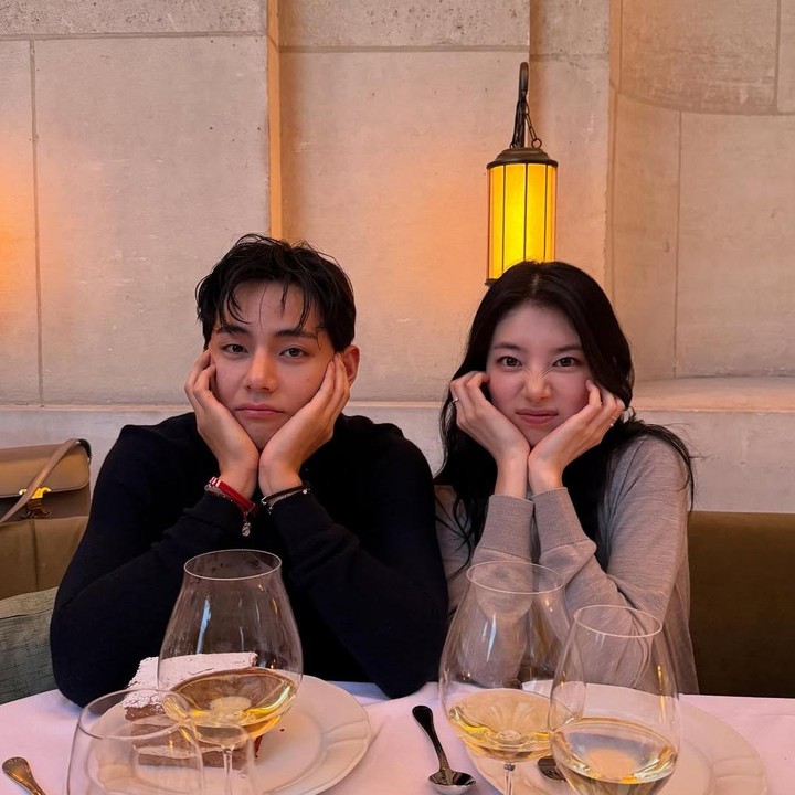 <p>Pasa <em>postingan</em> itu, para idol K-Pop ini tampaknya menghabiskan waktu bersama di salah satu restoran mewah. Mereka pun terlihat begitu akrab dengan menampilkan pose-pose yang seperti bestie, Bunda. (Foto: Instagram@skuukzky)</p>