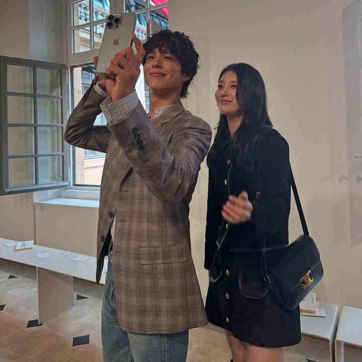 <p>Bae Suzy baru saja membagikan foto-foto terbarunya di Instagram pribadi. Namun, siapa sangka? <em>Postingan</em> tersebut langsung menuai atensi penggemar secara global. Hal ini karena samg aktris terlihat pose bersama Kim Taehyung (V BTS) dan Park Bo Gum, lho. (Foto: Instagram@skuukzky)</p>