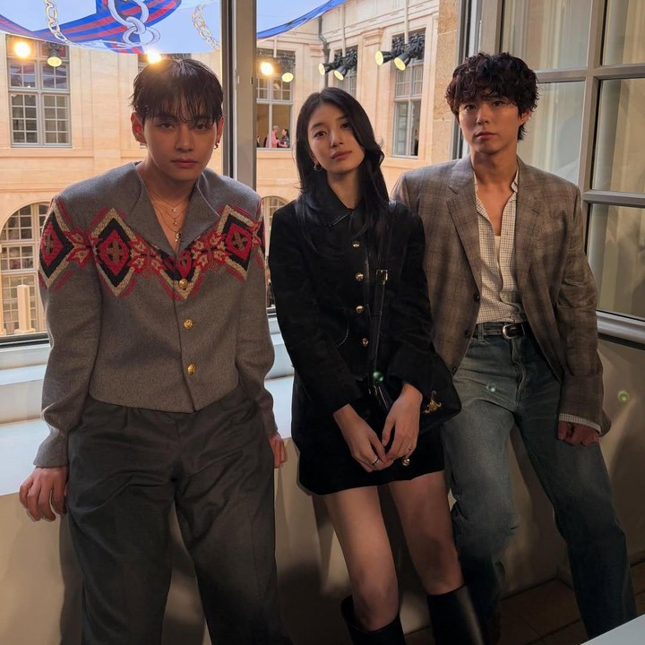 <p>Usut punya usut, ketiga artis ini tengah berada di Paris untuk menghadiri acara CELINE Spring/Summer 2026 Show. Mereka pun tampil elegan dan menawan ketika melakukan pemotretan bersama seperti foto berikut ini. (Foto: Instagram@skuukzky)</p>