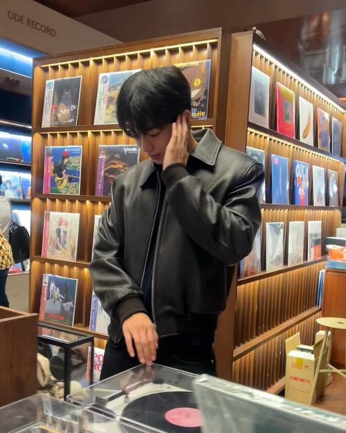 Terlihat edgy dalam balutan all black, Cha Kang Yoon menggunakan kaus dan celana hitam yang ia balut leather jacket/ Foto: Instagram.com/chakangyoon