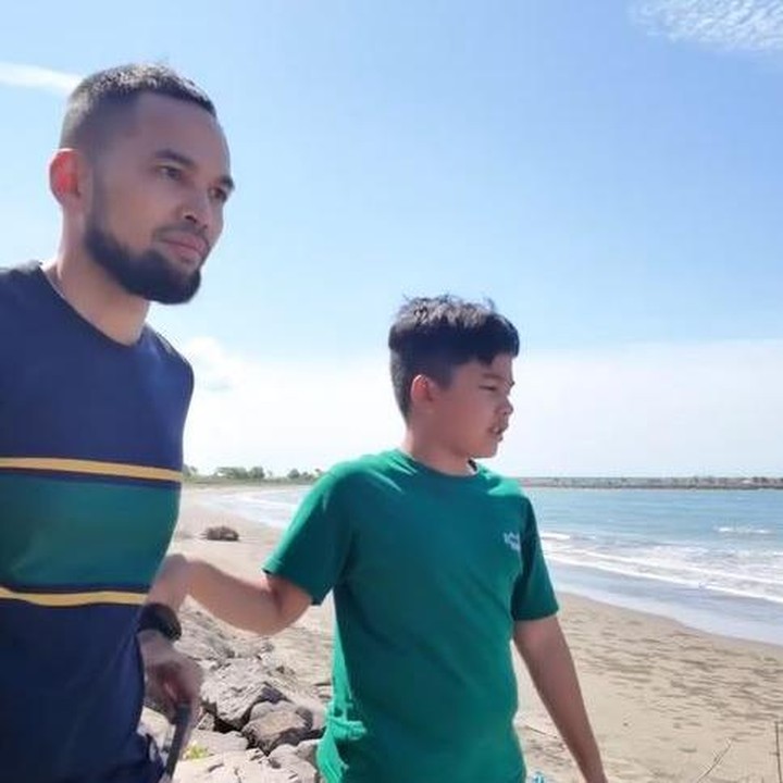<p>Teuku Wisnu juga mengajak sang putra main di pinggir pantai, tempatnya dulu sering bermain. Adam tampaknya bahagia bisa menelusuri tempat-tempat penuh kenangan ayahnya. (Foto: Instagram @teukuwisnu/ @shireensungkar)</p>