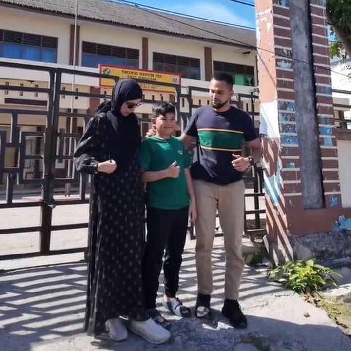 <p>Aktor Teuku Wisnu baru-baru ini pulang ke kampung halamannya di kota Sigli, Aceh. Pria 40 tahun ini mengajak serta sang istri Shireen Sungkar dan anak pertamanya Teuku Adam Al Fatih, Bunda. (Foto: Instagram @teukuwisnu/ @shireensungkar)</p>