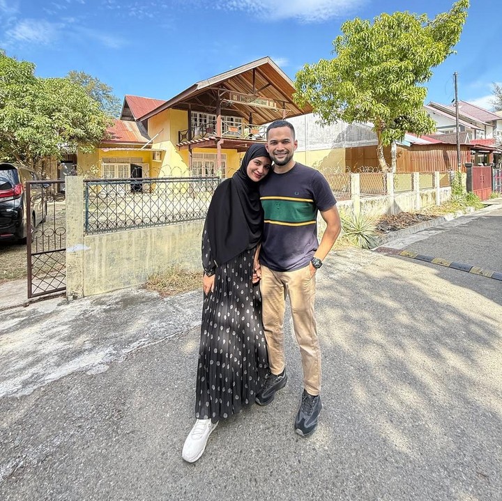 <p>Teuku Wisnu sudah lama tidak pulang ke kampung halamannya bersama sang istri dan anak-anaknya, Bunda. Shireen secara khusus bahagia bisa kembali ke Aceh dan kali ini mengajak anak. "Terakhir ke sigli 2011 <em>masyaallah</em>. <em>Alhamdulillah</em> bisa kesini lagiii," tulis Bunda tiga anak ini. (Foto: Instagram @teukuwisnu/ @shireensungkar)</p>