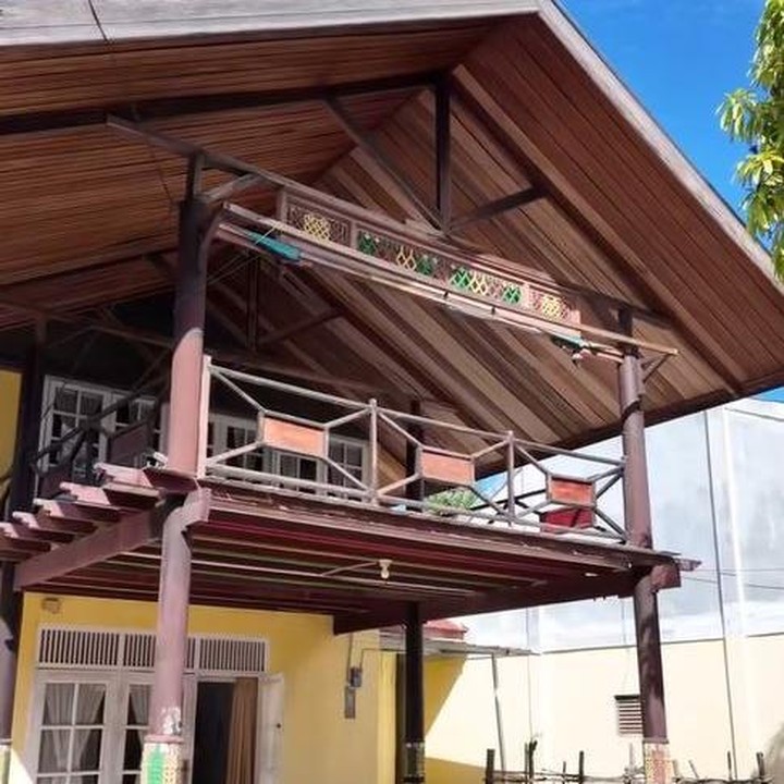 <p>Setelah napak tilas ke sekolah dan tempatnya bermain waktu kecil, Teuku Wisnu mengajak istri dan putranya ke rumah keluarga di Sigli. Rumah dengan desain khas provinsi Aceh ini merupakan tempat tinggal Teuku Wisnu saat masih kecil. "Ini rumah saya waktu di Sigli," ungkap Teuku Wisnu. (Foto: Instagram @teukuwisnu/ @shireensungkar)</p>