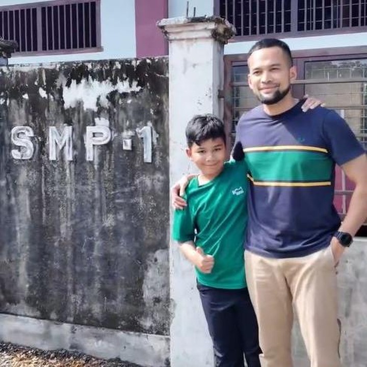 <p>Selama berada di kampung halaman, Teuku Wisnu 'napak tilas' mengenang masa kecilnya. Ia mengunjungi beberapa tempat penuh kenangan, seperti sekolah di mana ia pernah menimba ilmu. "Edisi pulang ke kampung abi @teukuwisnu di sigli. Napak tilas biar adam liat sekolah abi nya dan rumah waktu kecil abi," tulis Shireen dalam video yang diunggahnya di Instagram. (Foto: Instagram @teukuwisnu/ @shireensungkar)</p>