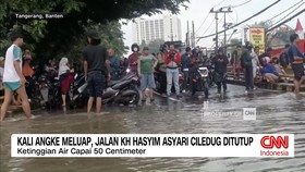 VIDEO: Kali Angke Meluap, Jalan KH Hasyim Asy'ari Ciledug Ditutup