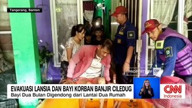 VIDEO: Evakuasi Lansia dan Bayi Korban Banjir di Tangerang