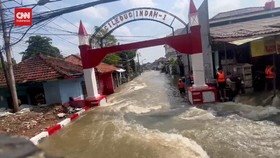 VIDEO: Momen Evakuasi Warga Korban Banjir di Ciledug Tangerang