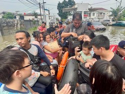 Brimob Polda Metro Evakuasi Anak Kejang dan Korban Banjir di Tangerang