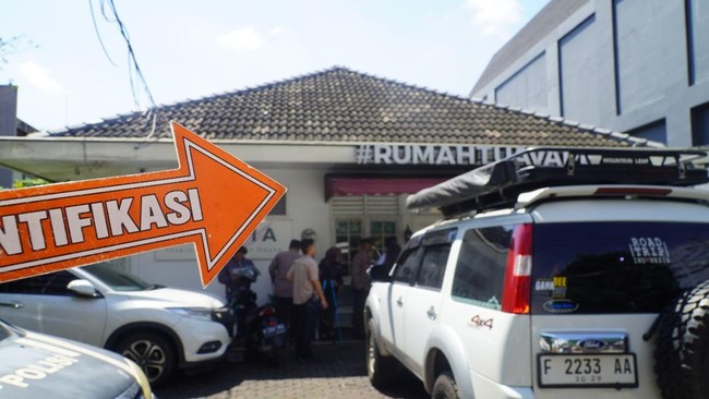 Polisi mengungkap temuan sidik jari korban dan obat-obatan dalam kasus tewasnya diplomat Kemenlu. Penyelidikan berlanjut untuk mengungkap penyebab kematian.