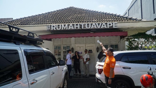 Seorang diplomat Kementerian Luar Negeri (Kemlu) ditemukan tewas di kosan dengan wajah terbungkus lakban.