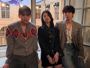Trio Visual! Intip Gaya Bae Suzy, Park Bo Gum, dan V BTS Saat Menghadiri Celine Show di Paris