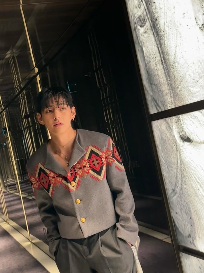 V BTS saat menghadiri Celine show