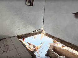 Video: Detik-detik Lantai Rumah Warga di Matraman Amblas