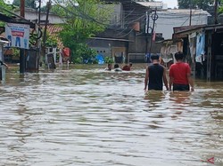 Sungai Meluap hingga Banjir di Curug Tangerang, Kulkas Warga Terendam
