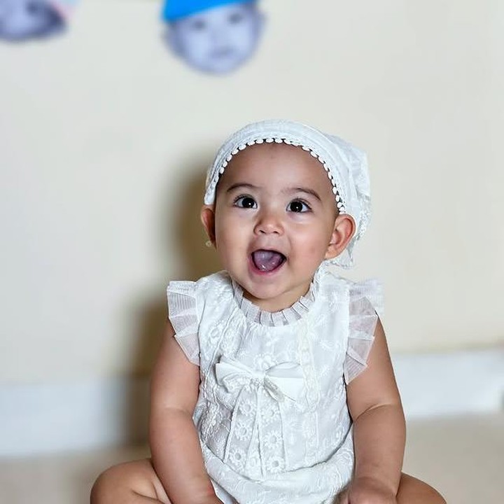 <p>Baru-baru ini, Laura membagikan momen penting dalam tumbuh kembang anaknya, Victoria, yang mulai belajar tidur sendiri di usia 12 bulan. "Aku telat banget. 12 bulan baru mulai. Dia udah bisa berdiri. Kasian bobo sambil berdiri. Nanti kalau saya punya anak lagi mending dari umur 4-6 bulan aja deh hehe," tulis Laura lewat unggahan Instagram saat membalas komentar followers.&nbsp; (Foto: Instagram @laura_theux)</p>