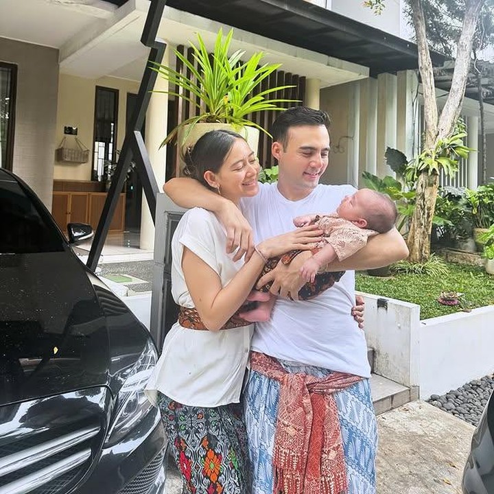 <p>Laura Theux resmi menikah dengan aktor Indra Brotolaras pada 23 Maret 2023. Kebahagiaan pasangan ini makin lengkap saat kehadiran putri pertama mereka, Wayan Victoria Semesta Brotolaras, pada 24 April 2024. (Foto: Instagram @laura_theux)</p>