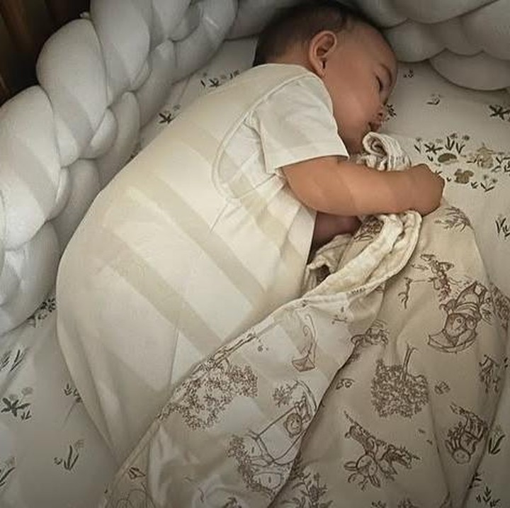 <p>Namun, Laura tetap konsisten dengan proses tersebut. &ldquo;Dia sempat menolak, tapi aku tetep tenang, tetep diam, tanpa gendong, tanpa bicara. Dia nangis 20 menit lalu tertidur. 1 jam 40 menit tidur siang sendiri,&rdquo; katanya. (Foto: Instagram @laura_theux)</p>