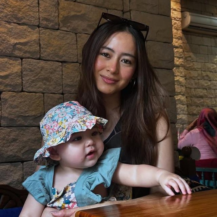 <p>Laura Theux termasuk salah satu Bunda artis yang kerap membagikan cerita parentingnya melalui akun Instagram. Tak hanya itu, Laura juga sering mengunggah momen kebersamaannya dengan putri tercintanya. (Foto: Instagram @laura_theux)</p>