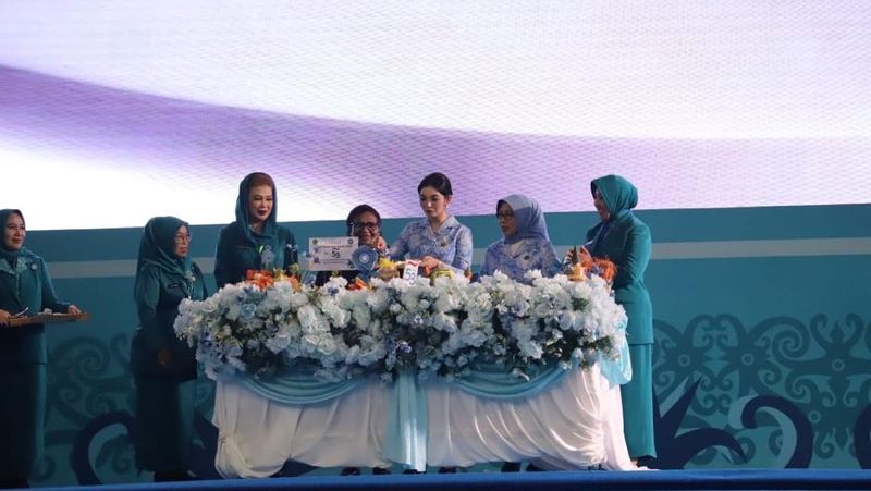 Gemuruh semangat dan tepuk tangan membahana di Plenary Hall Sempaja, Samarinda saat Pelindung Tim Penggerak PKK Nasional