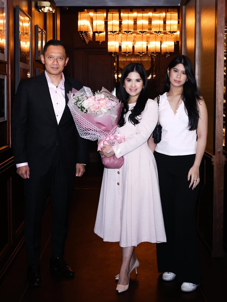 Agus Yudhono dan Annisa Pohan Rayakan Anniv Pernikahan Agus Yudhono dan Annisa Pohan Rayakan Anniv Pernikahan