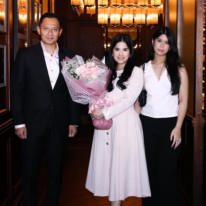 <p>Momen perayaan<em> anniversary</em> pernikahannya juga dibagikan langsung oleh AHY melalui beberapa foto yang diunggah di akun Instagram pribadinya. Mereka terlihat merayakan hari spesial itu dengan makan malam bersama di sebuah restoran.&nbsp;(Foto: Instagram@agusyudhoyono)</p>