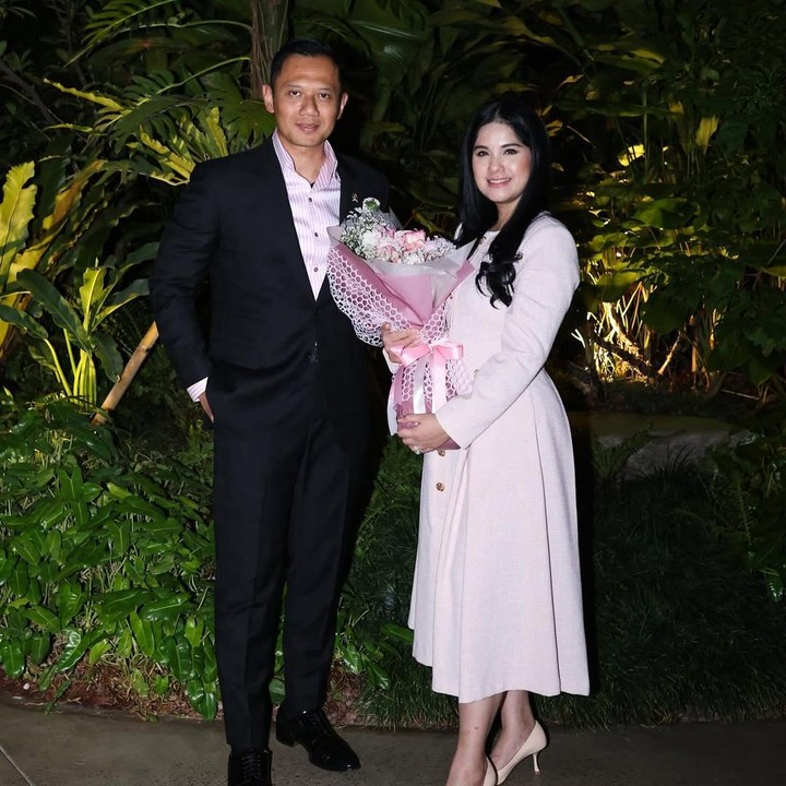 <p>Annisa Pohan dan Agus Yudhoyono (AHY) termasuk salah satu pasangan yang sering mencuri perhatian publik. Jauh dari gosip rumah tangga, kini pernikahan mereka telah menginjak usia 20 tahun. (Foto: Instagram@agusyudhoyono)</p>